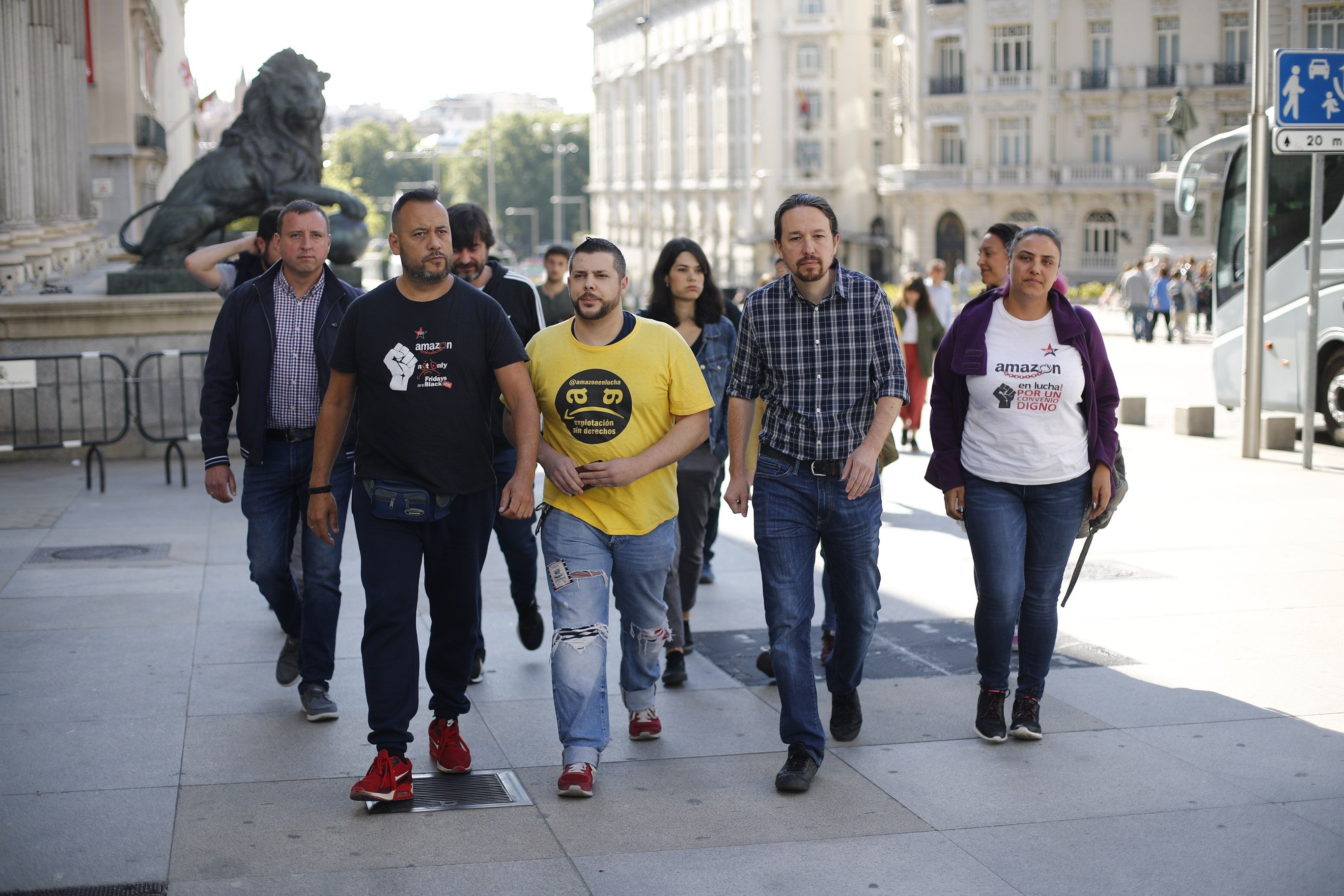 El secretario general de Podemos Pablo Iglesias interviene ante los medios de comunicación tras reunirse con representantes del Comité de Empresa de Amazon para valorar la situación de los trabajadores de la empresa 