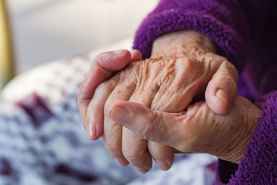 ¿Por qué las personas mayores son más susceptibles al frío?