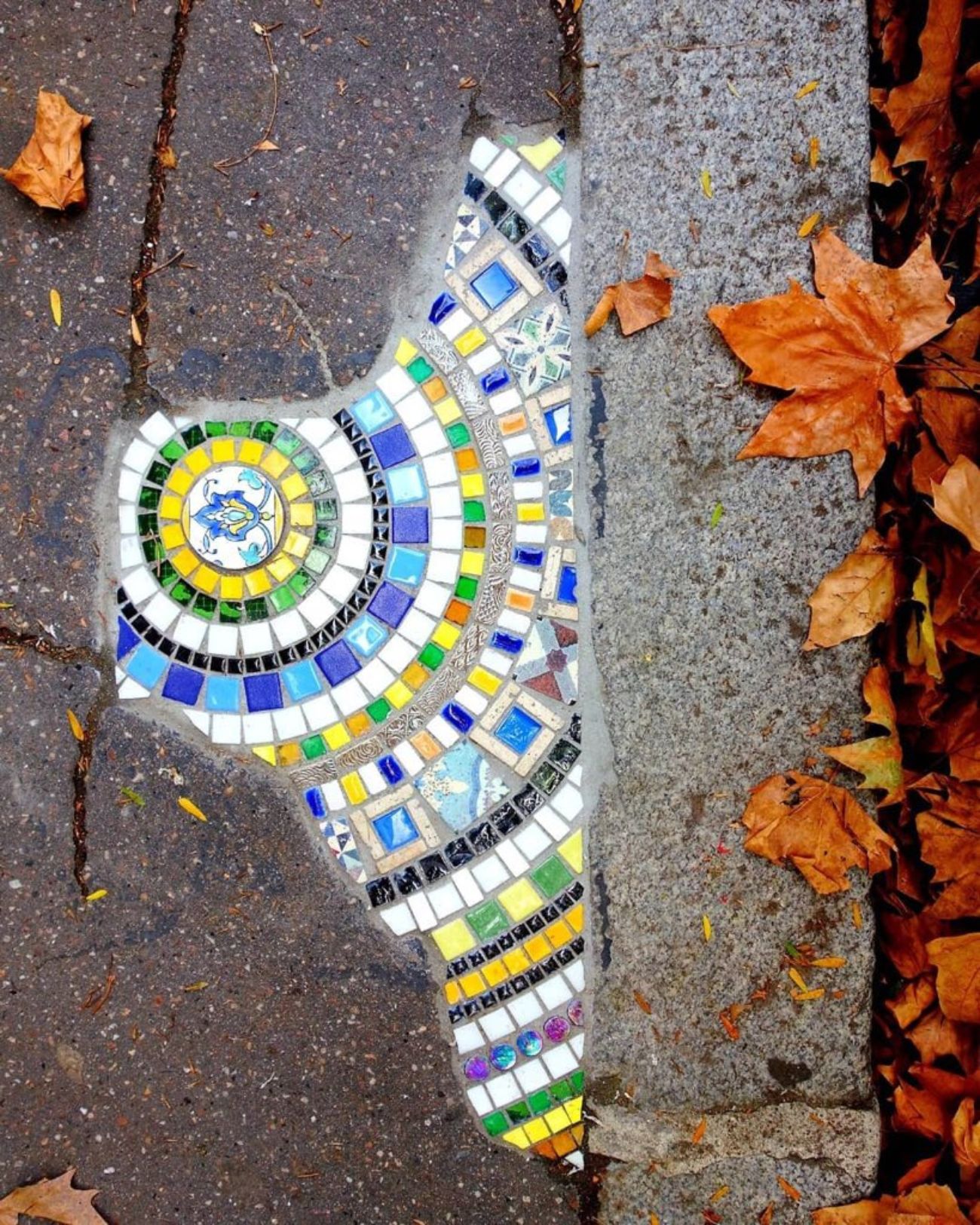 Ememem, el artista callejero que da color a las calles rellenando grietas con mosaicos