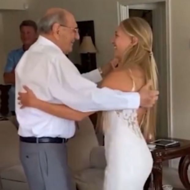 Su abuelo no pudo asistir a la boda, así que ella viajó 1.300 kilómetros para poder bailar con él