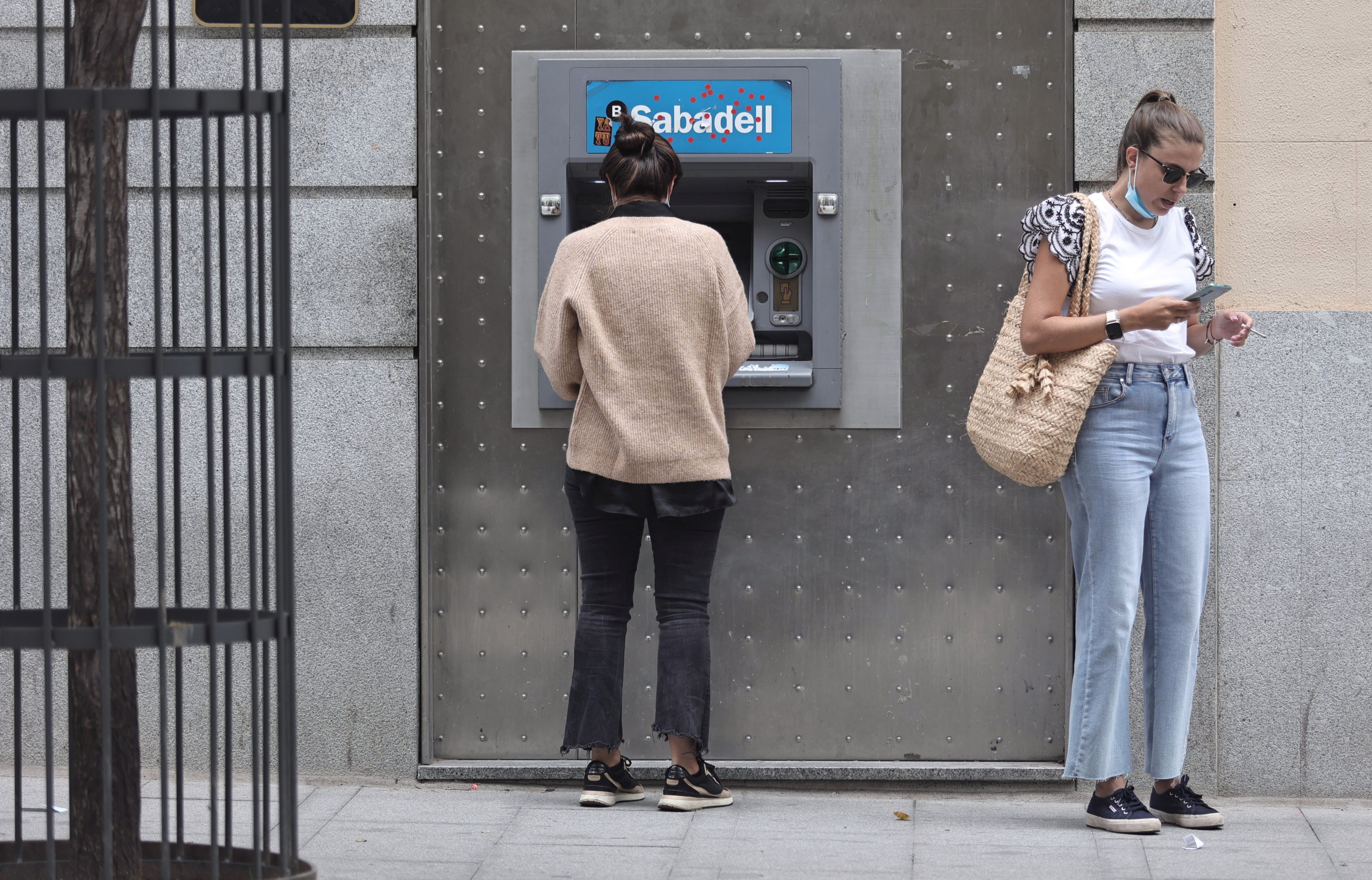 Los sindicatos del Sabadell se oponen al ERE y piden un "reajuste de salarios de la alta dirección"