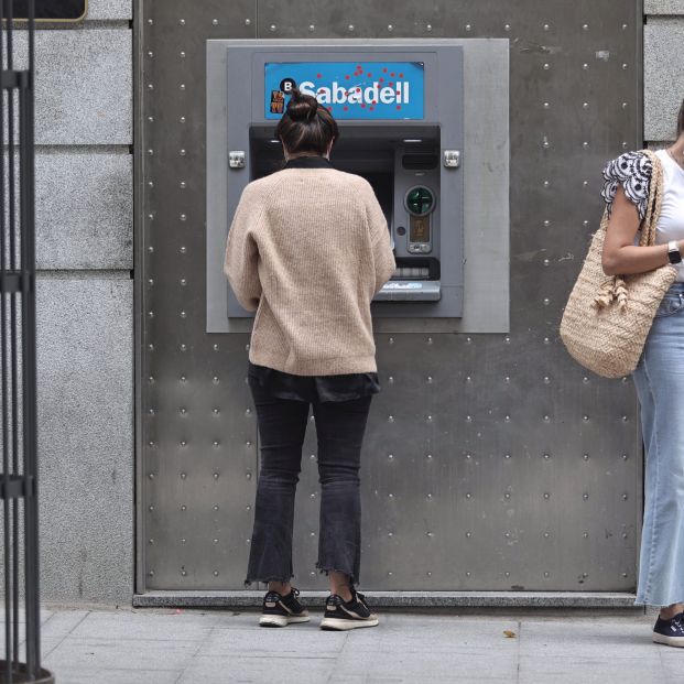 EuropaPress 3909864 mujer cajero banco sabadell septiembre 2021 madrid espana banco sabadell