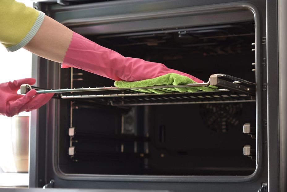 El truco casero para limpiar el horno y dejarlo reluciente (Bigstock)