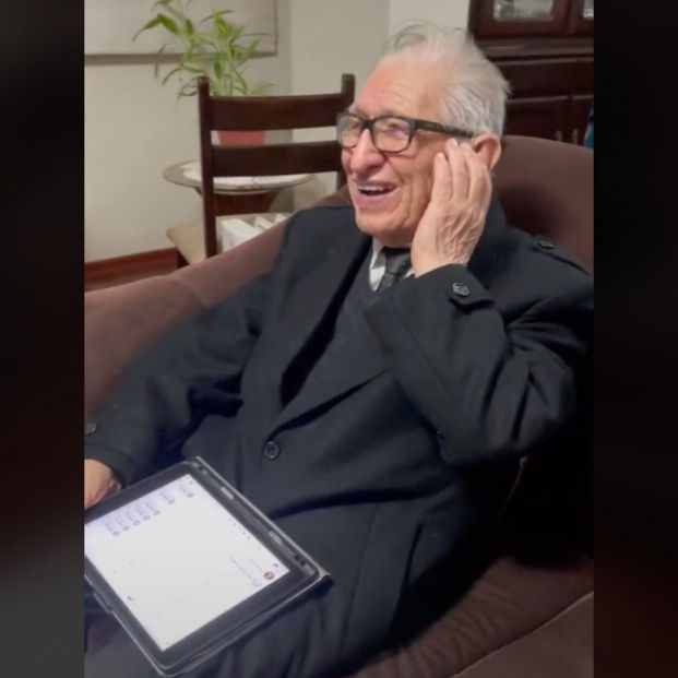 VÍDEO: Una nieta pilla a su abuelo escuchando "reggaeton escandaloso" VÍDEO: Una nieta pilla a su abuelo escuchando "reggaeton escandaloso"