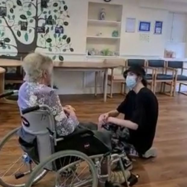 Un adolescente con autismo enseña a bailar 'popping' a un hombre de 101 años Un adolescente con autismo enseña a bailar 'popping' a un hombre de 101 años