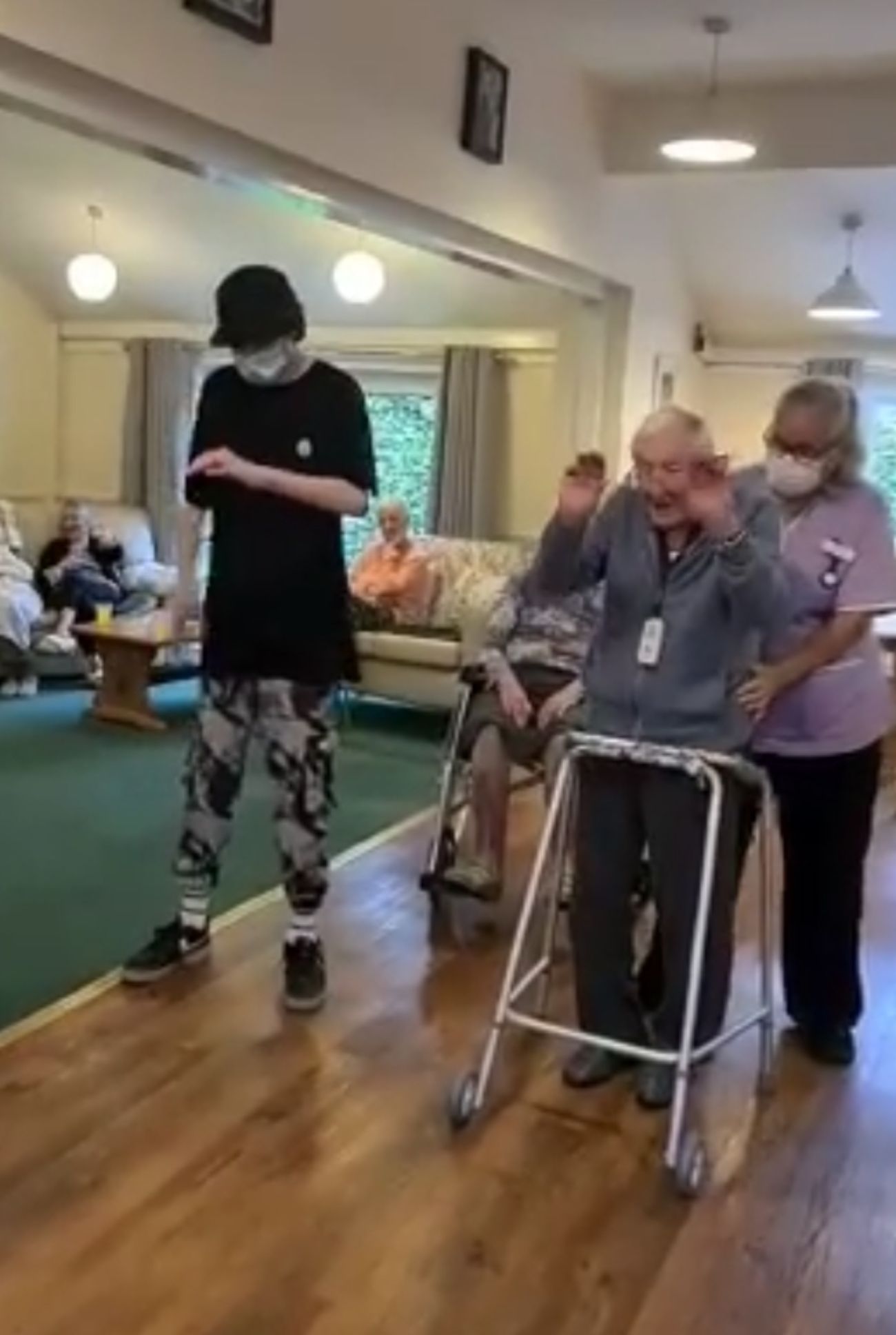Un adolescente con autismo y un hombre de 101 años, unidos por el 'popping'