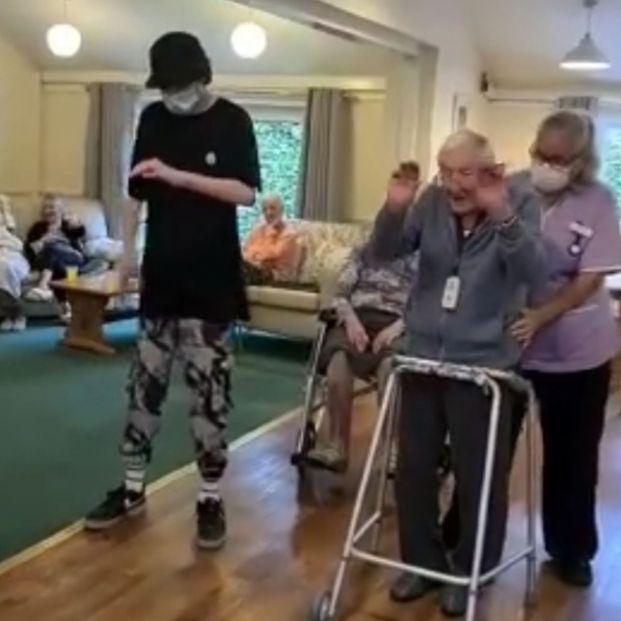 Un adolescente con autismo y un hombre de 101 años, unidos por el 'popping' Un adolescente con autismo y un hombre de 101 años, unidos por el 'popping'