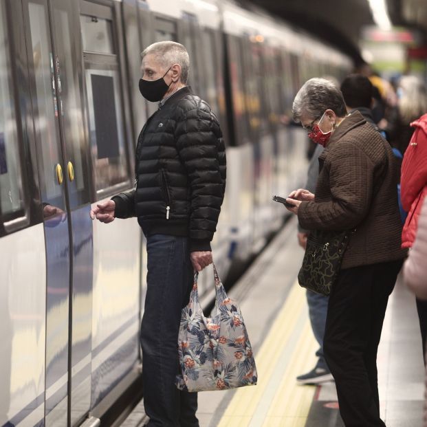 Personas mayores en el metro de Madrid, Europa Press