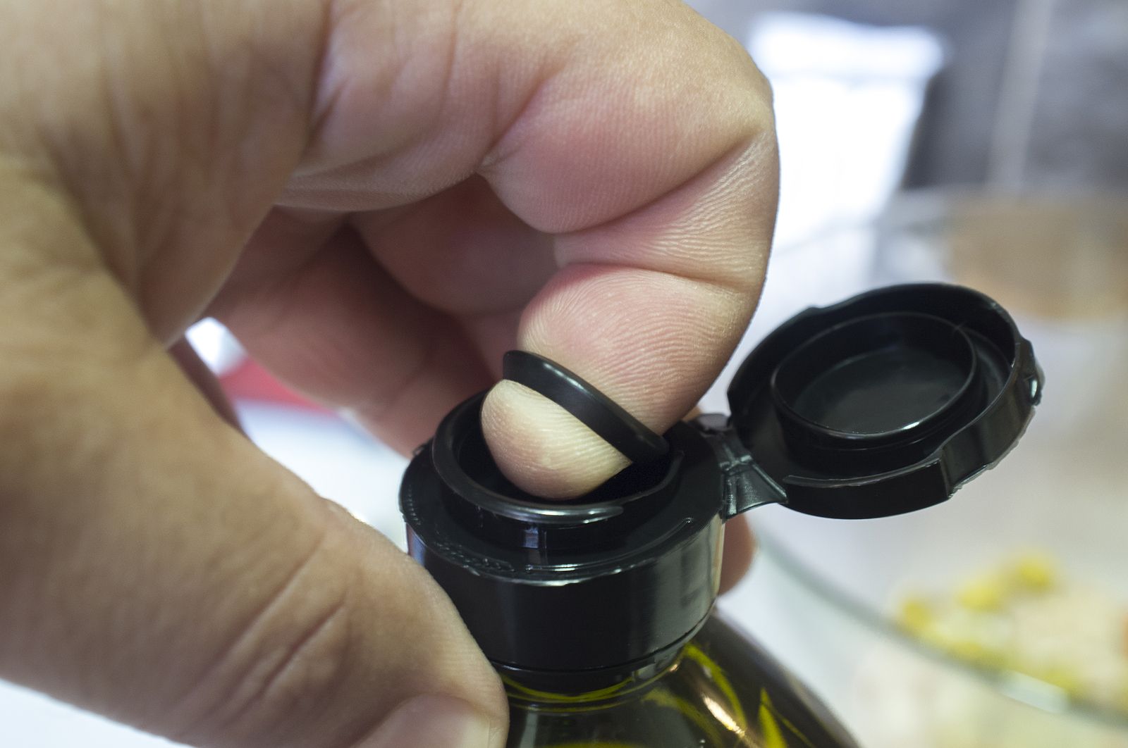 ¿Sabes para qué sirve la anilla oculta bajo los tapones de aceite? ¿Sabes para qué sirve la anilla oculta bajo los tapones de aceite?