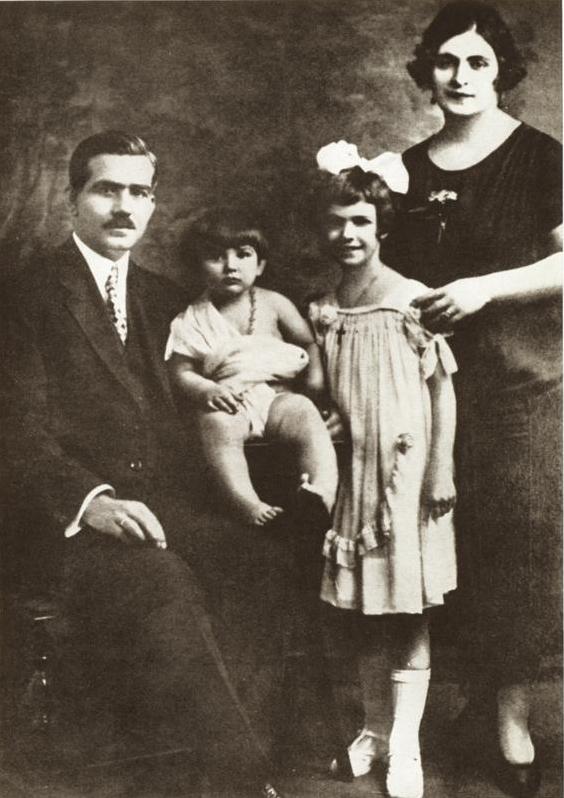 María Callas junto a sus padres y su hermano menor