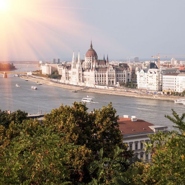 Crucero por el Danubio (bigstockphoto) Crucero por el Danubio (bigstockphoto)