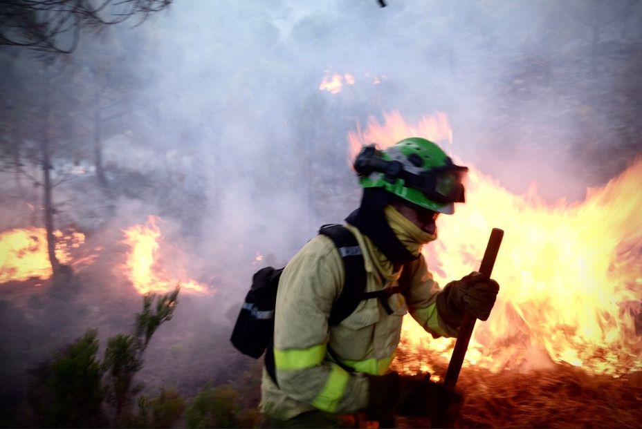 EuropaPress 3930941 bombero lucha contra llamas incendio forestal declarado pasado jueves