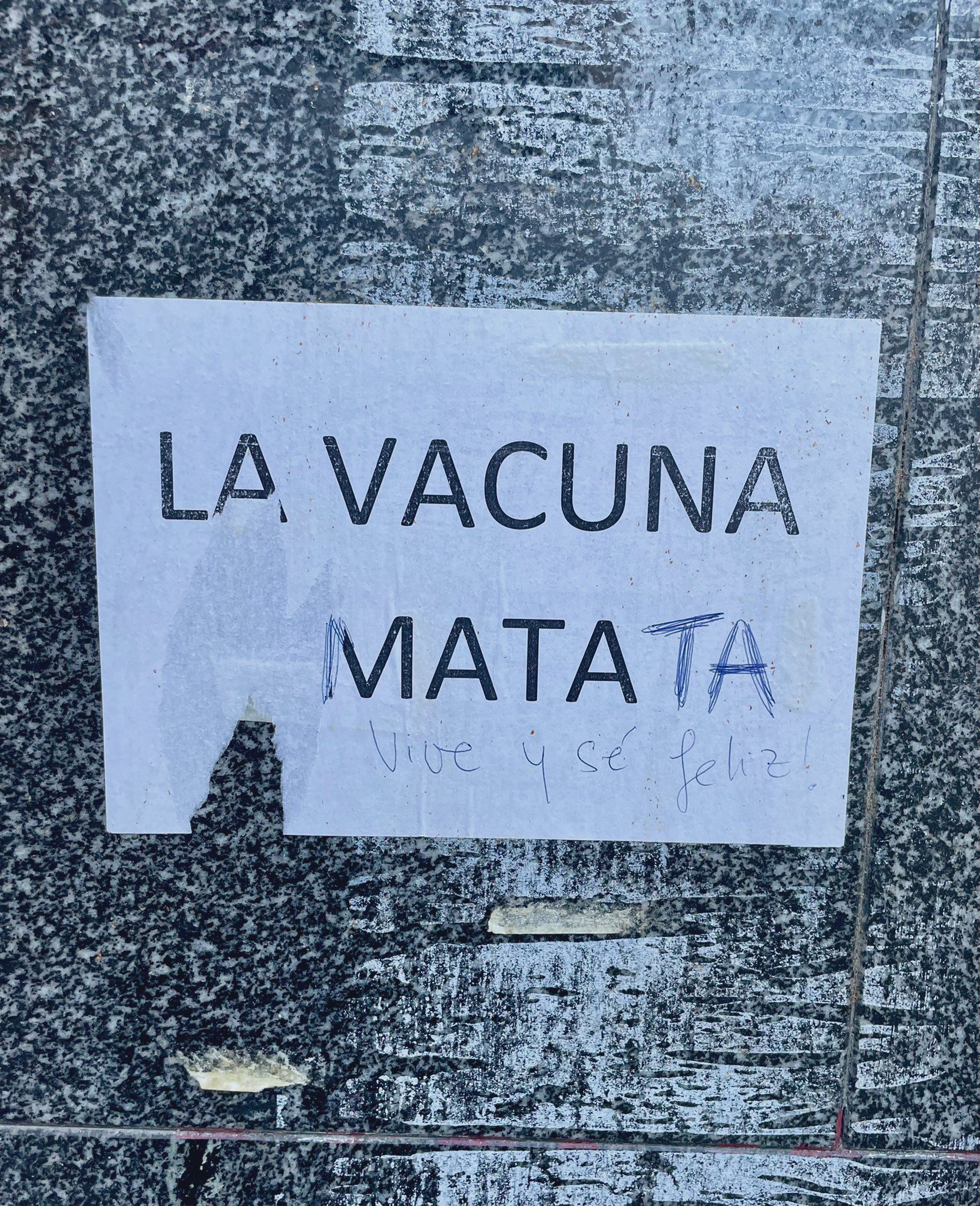 'Vacuna Matata': la transformación de una cartel negacionista que se ha hecho viral
