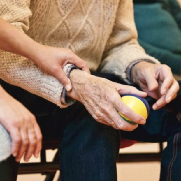 Reclaman una ley que, como en Francia, permita desgravar el 50% del gasto en personal de cuidados. Foto: Europa Press