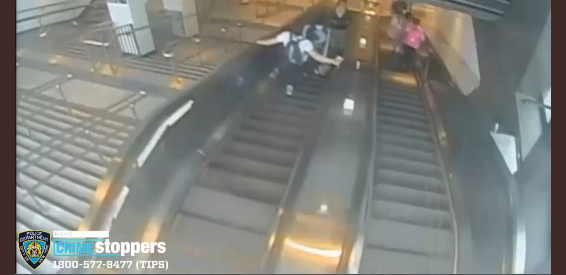 Se busca a un hombre que tiró de una patada a una mujer por las escaleras del metro de Nueva York Se busca a un hombre que tiró de una patada a una mujer por las escaleras del metro de Nueva York