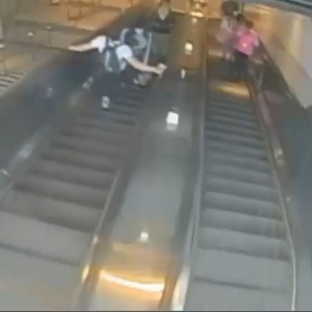 Se busca a un hombre que tiró de una patada a una mujer por las escaleras del metro de Nueva York Se busca a un hombre que tiró de una patada a una mujer por las escaleras del metro de Nueva York