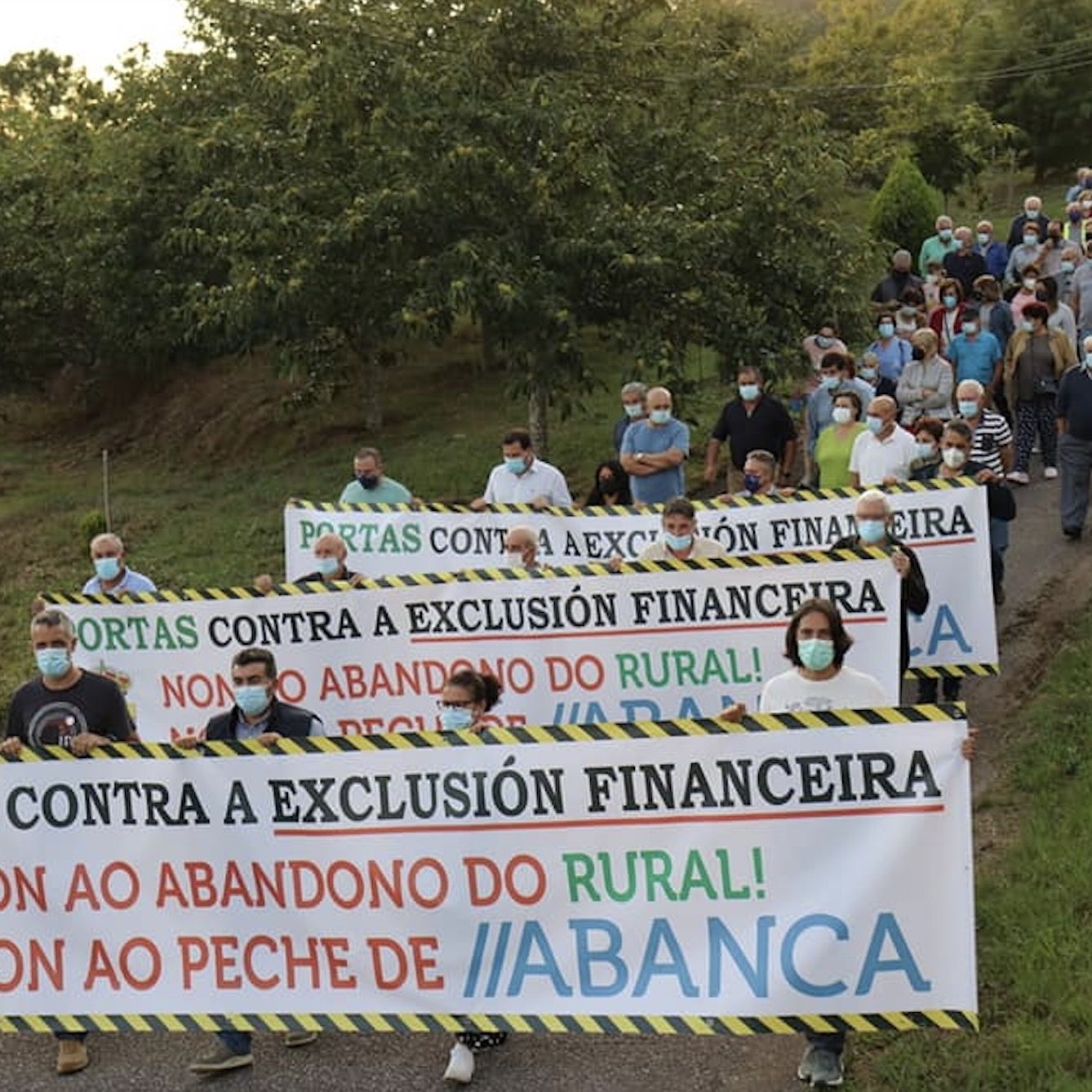 Un exalcalde se encadena al único cajero que queda en su pueblo y logra que no lo quiten (Foto: Facebook Concello de Portas)