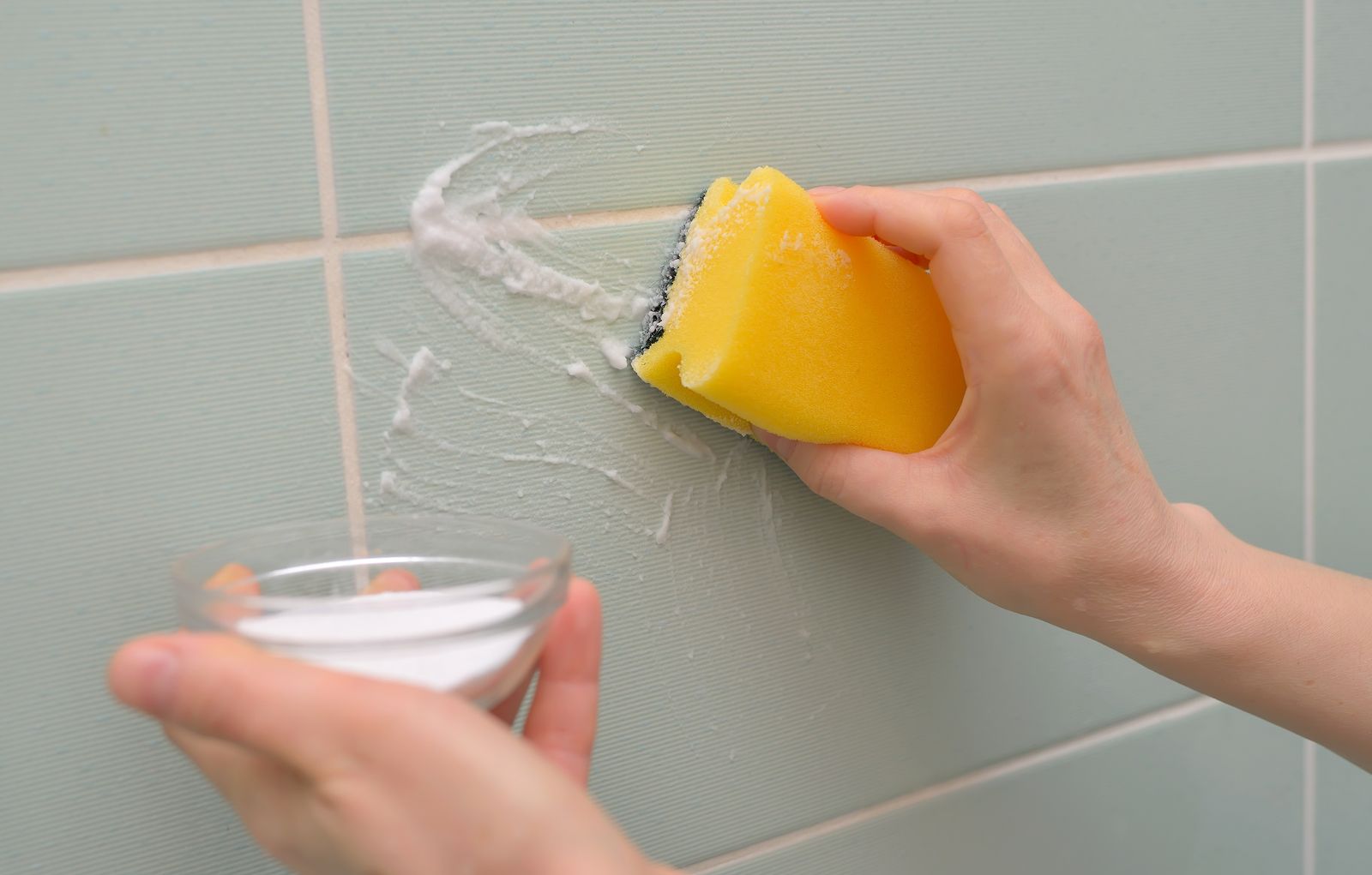 Cómo limpiar los azulejos de tu baño para acabar con las manchas