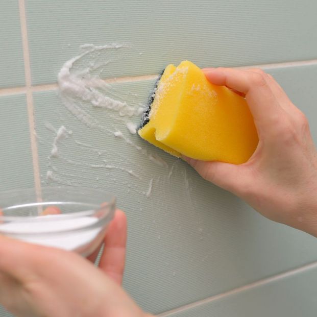Bicarbonato de sodio para limpiar los azulejos (bigstockphoto)