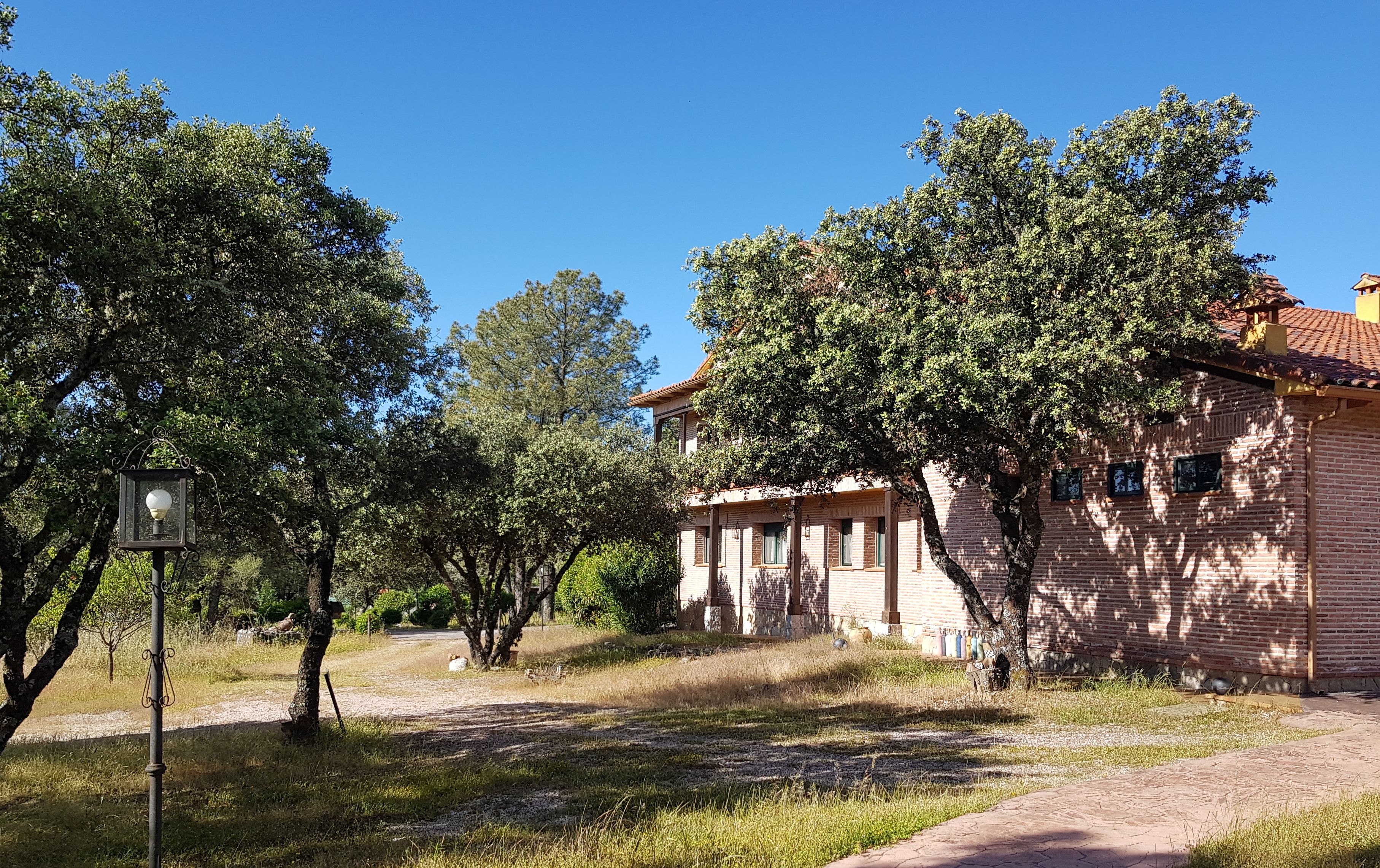 Un hotel rural de un pueblo de Toledo sale a subasta pública por un euro