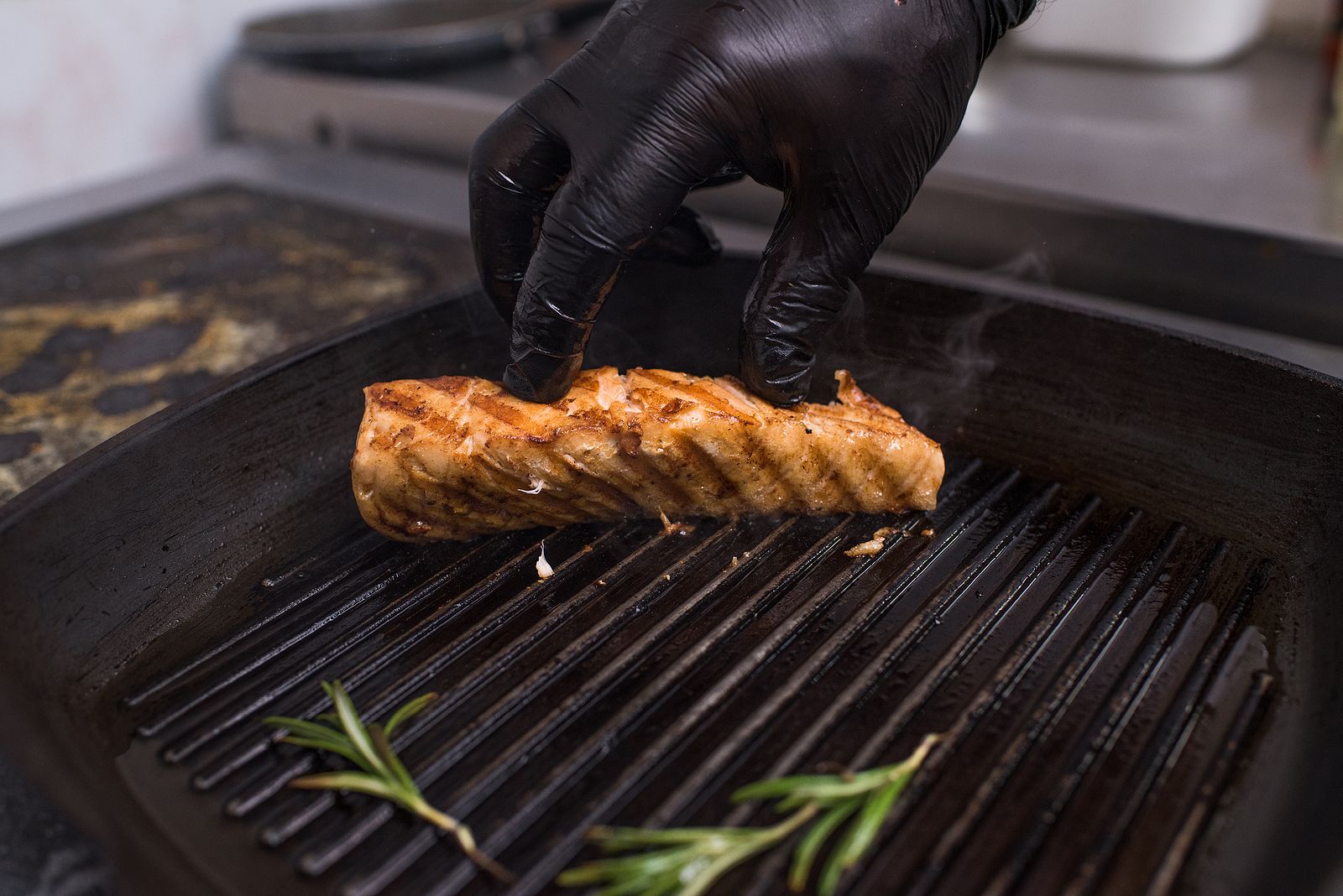 Ventajas de sellar el pescado y cómo hacerlo