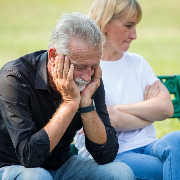 Pareja sénior triste