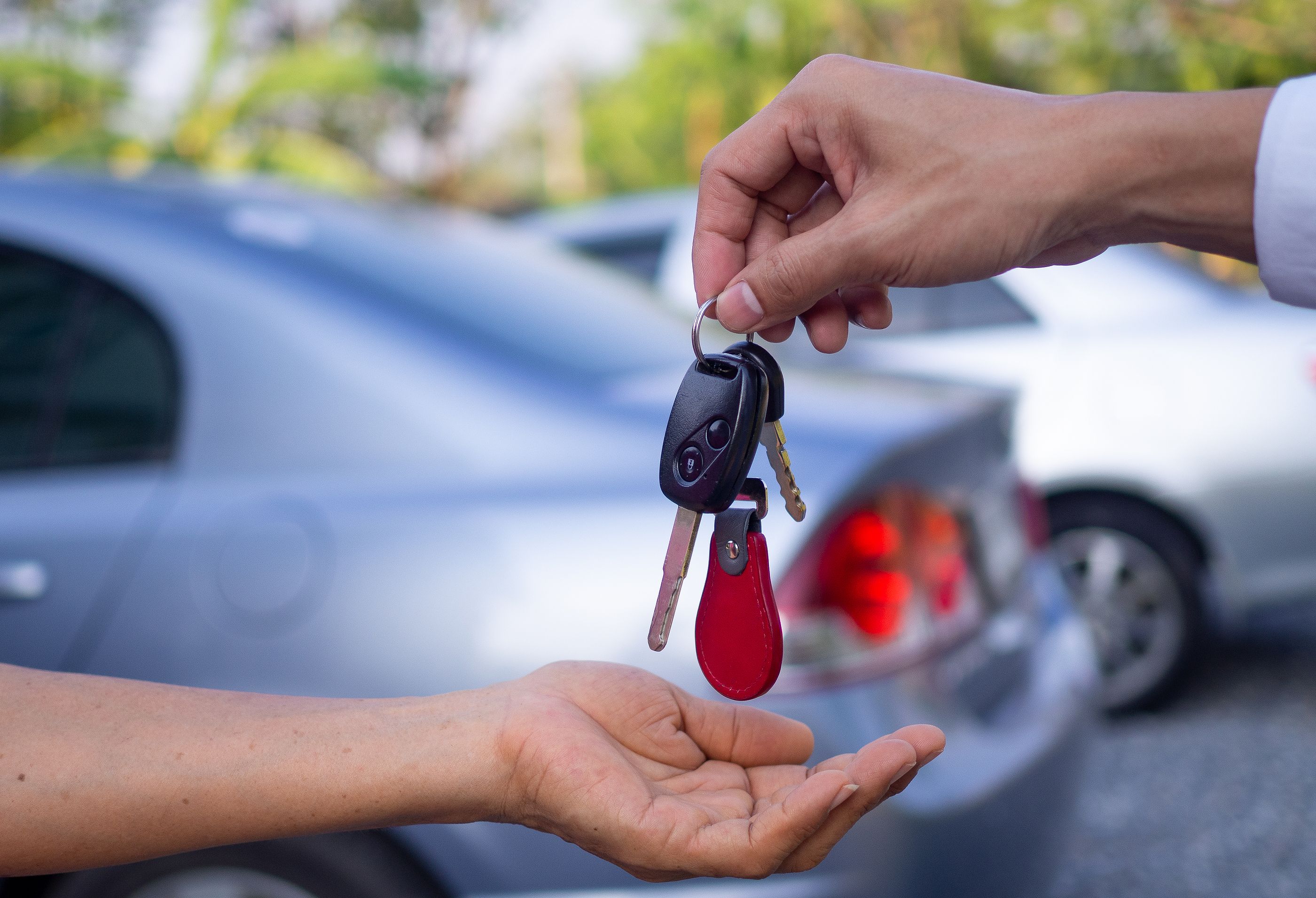 ¿Sueles dejar tu coche a otra persona? La DGT advierte que hagas esto (foto: Bigstock)