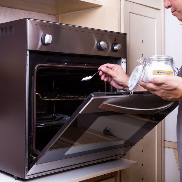 El truco casero que usa bicarbonato de sodio para limpiar el horno y dejarlo reluciente (bigstock)