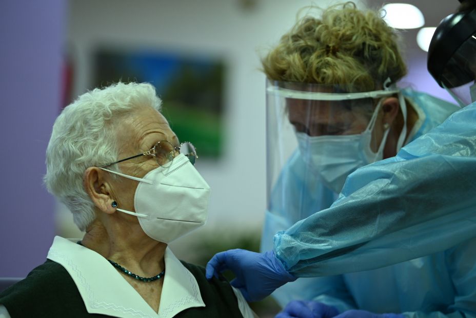 EuropaPress 3494824 araceli 96 anos primera persona vacunarse contra covid 19 espana primer dia