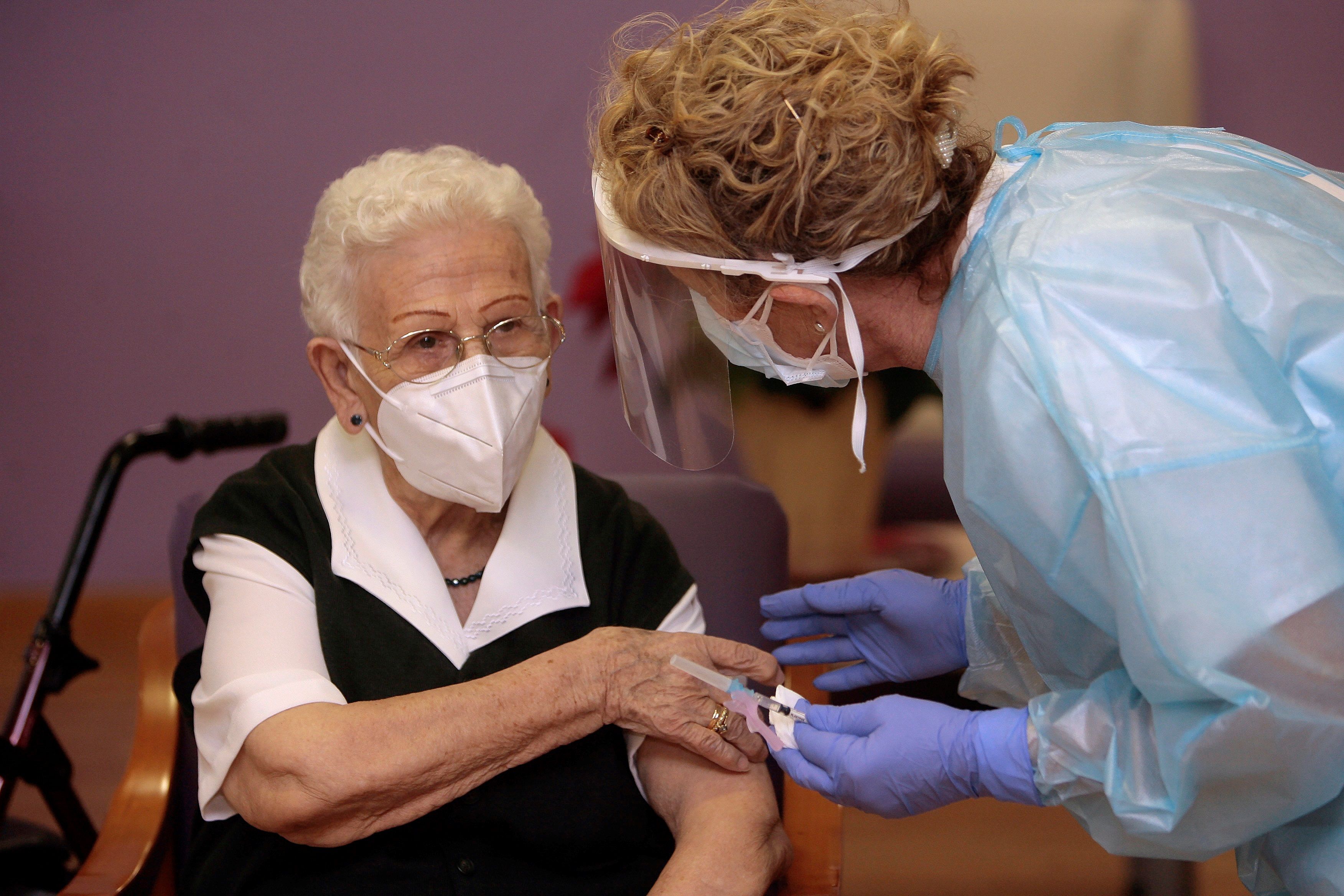  Sanidad por fin pondrá la tercera dosis en residencias