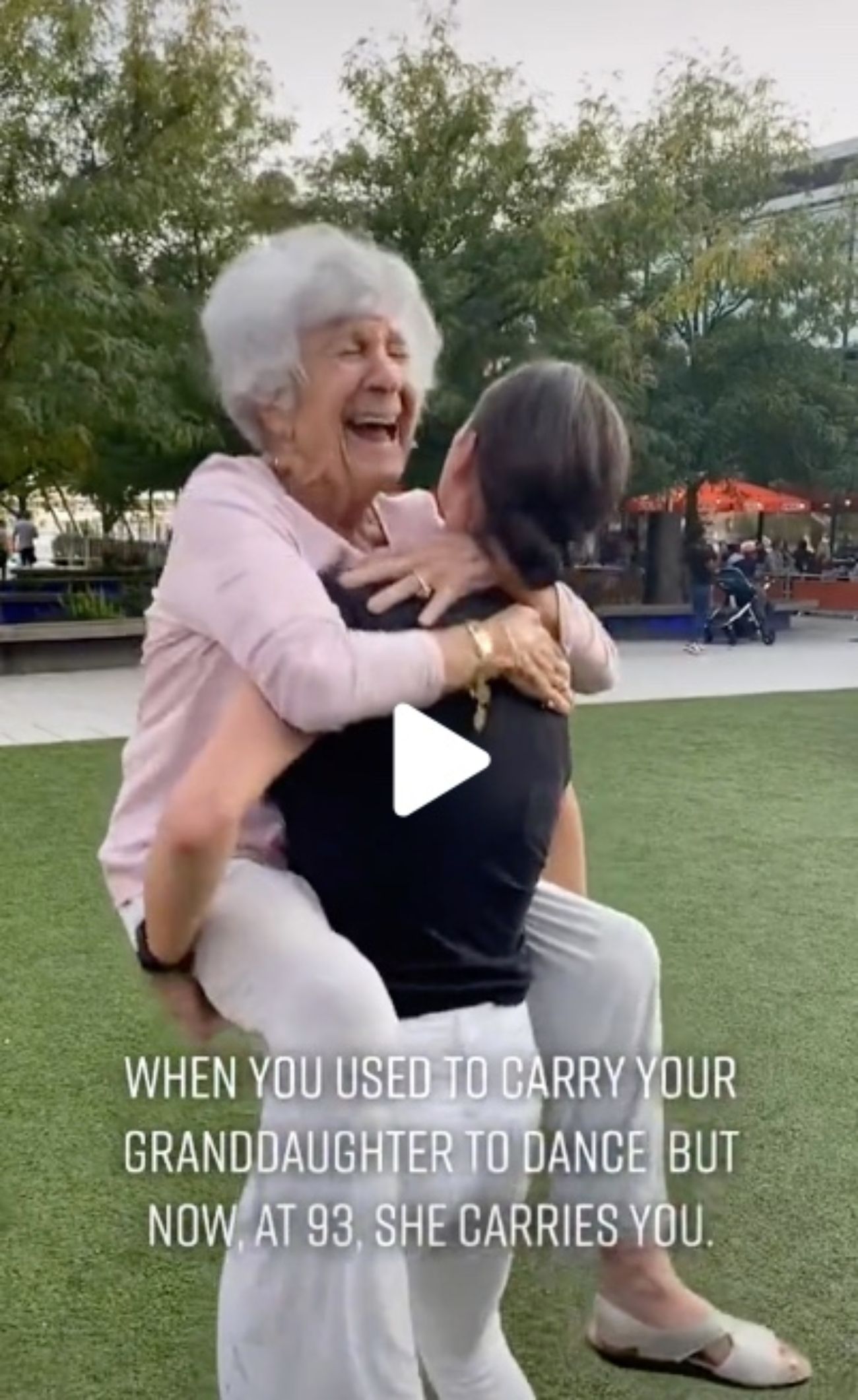 Una mujer de 93 años se hace viral con el antes y el después de cómo baila con su nieta