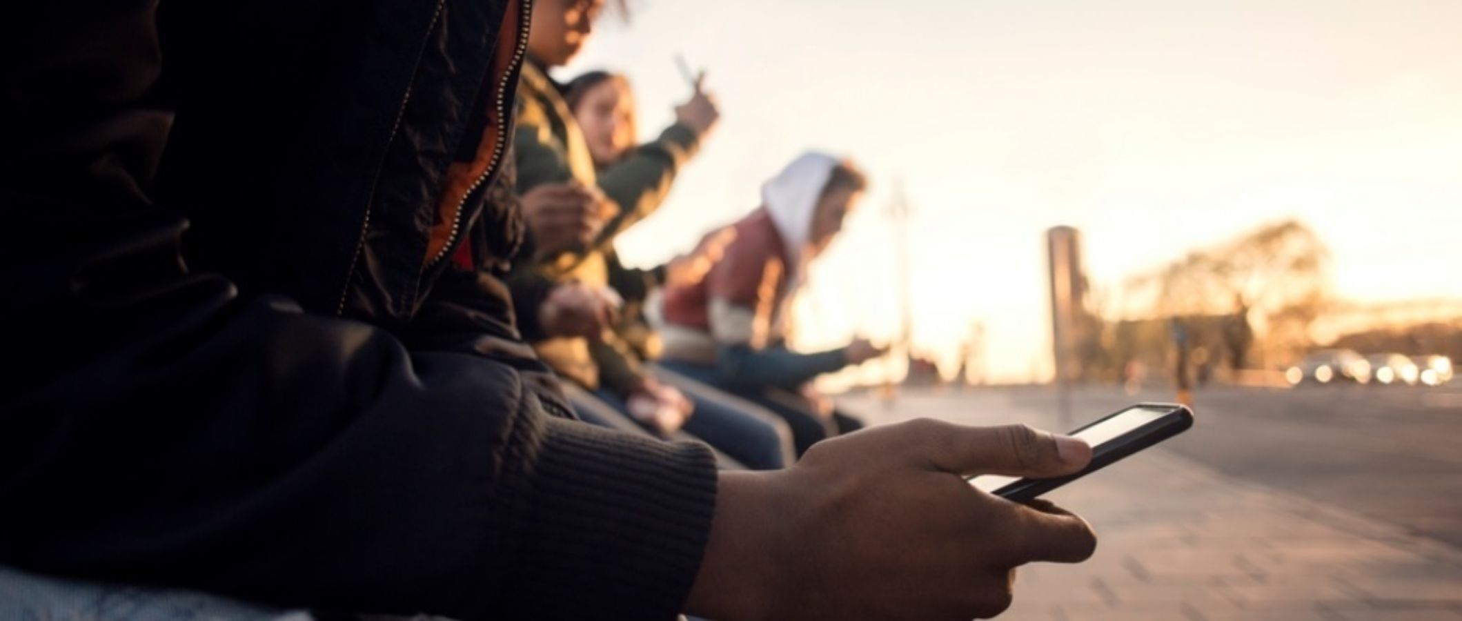 Los adolescentes, cada vez más adictos al móvil e internet, y cada vez más temprano. Foto: Europa Press