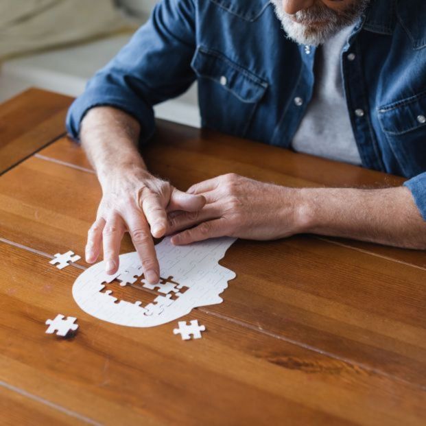 La fórmula más eficaz contra el Alzheimer: jugar a las cartas, hacer crucigramas y una dieta sana