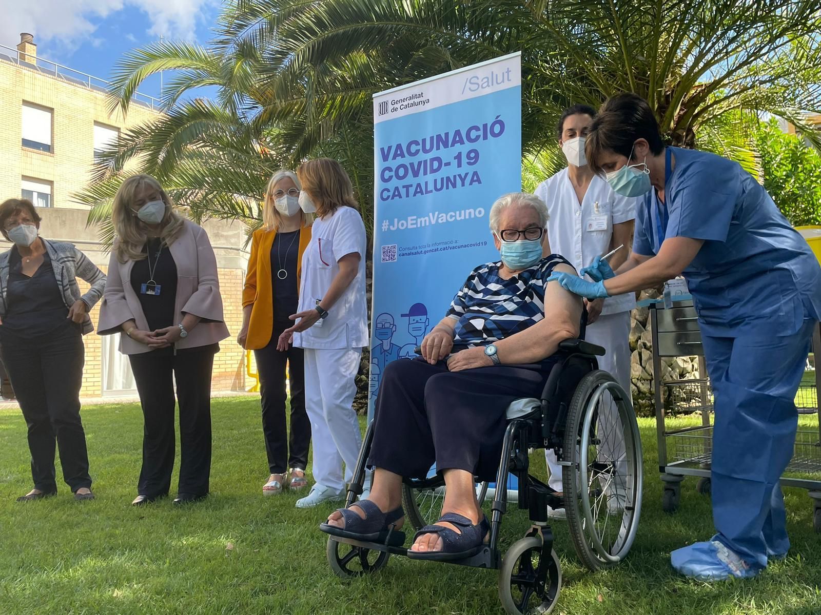 Josefa marca el camino: arranca la administración de la tercera dosis en las residencias