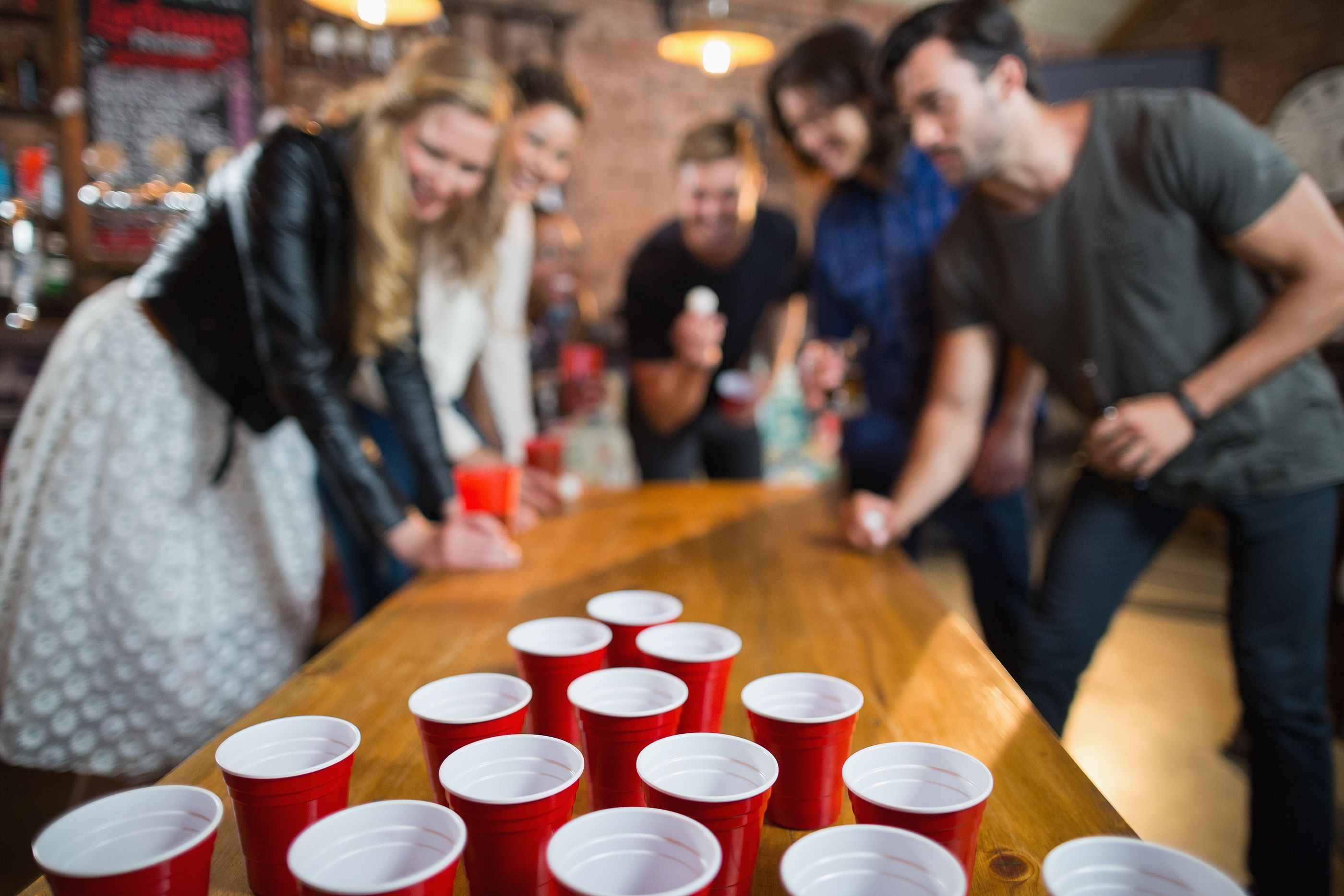 'Beer pong', el famoso juego que podría haber propagado la covid por todo el mundo. Foto: Bigstock