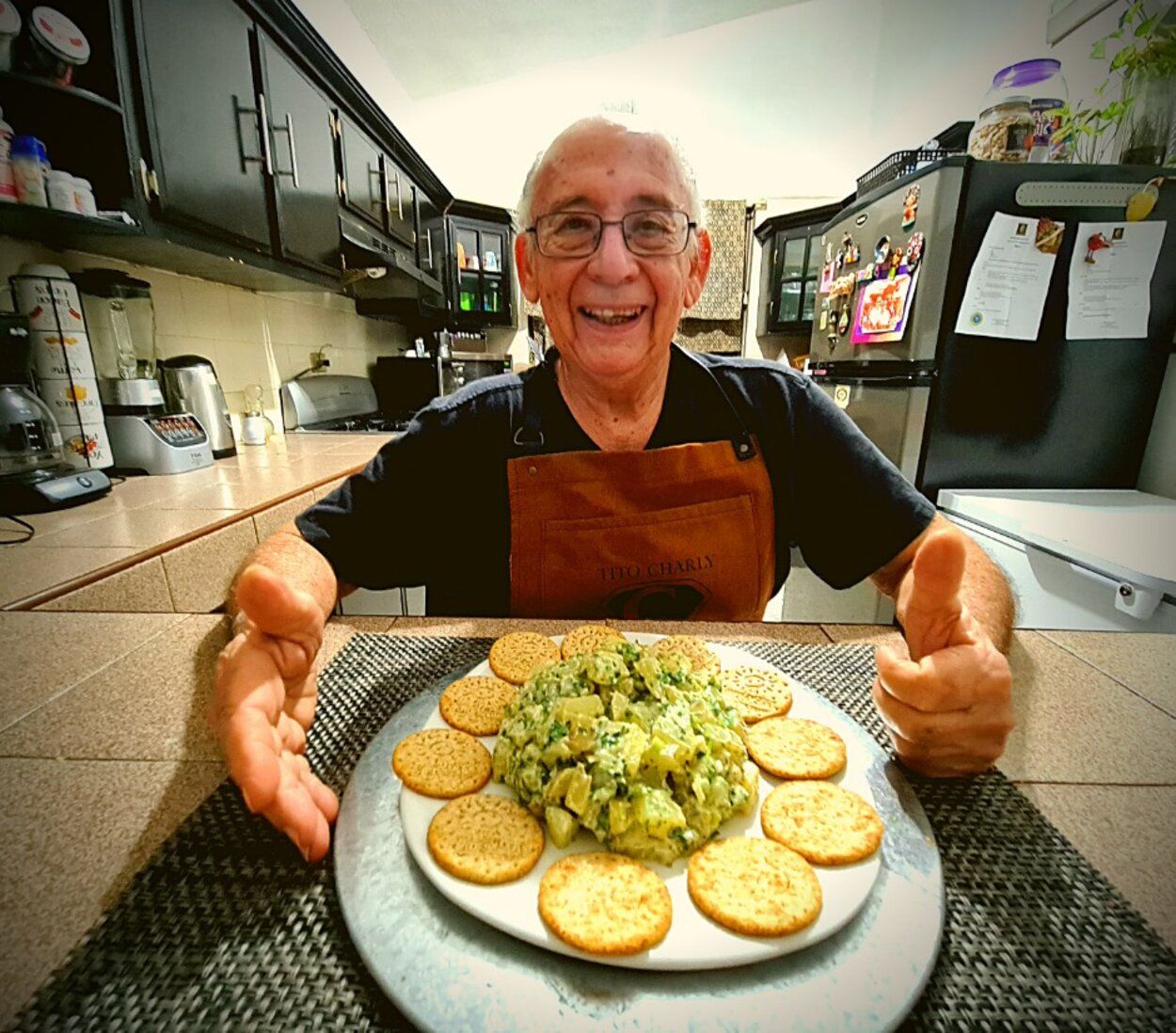 'Tito Charly', el youtuber de 81 años que comparte "recetas sencillas y fáciles" con sus seguidores