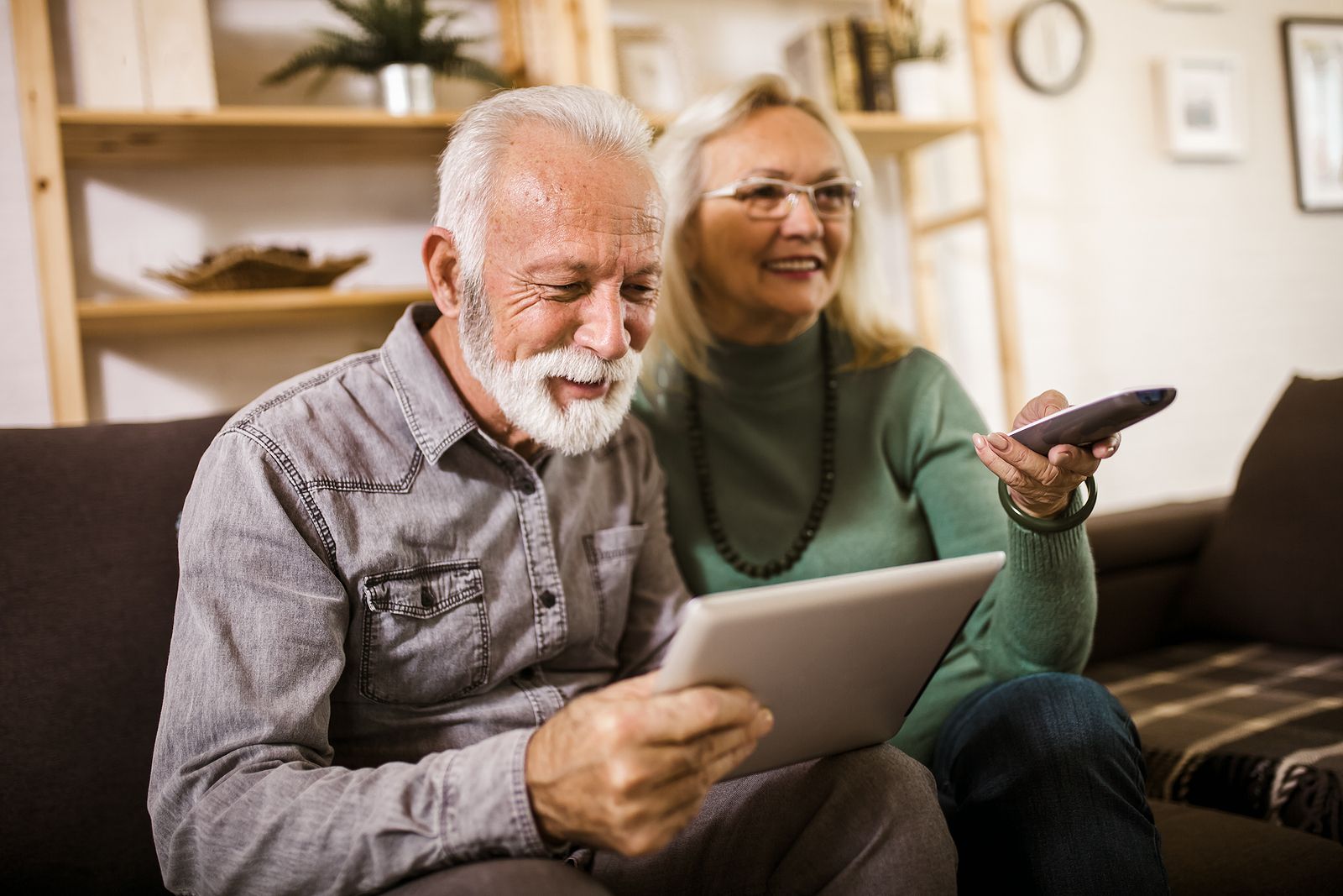 Descubre estas apps para compartir el coste de las suscripciones digitales a TV, música o juegos y ahorrarte un dinero  (Foto Bigstock) 2