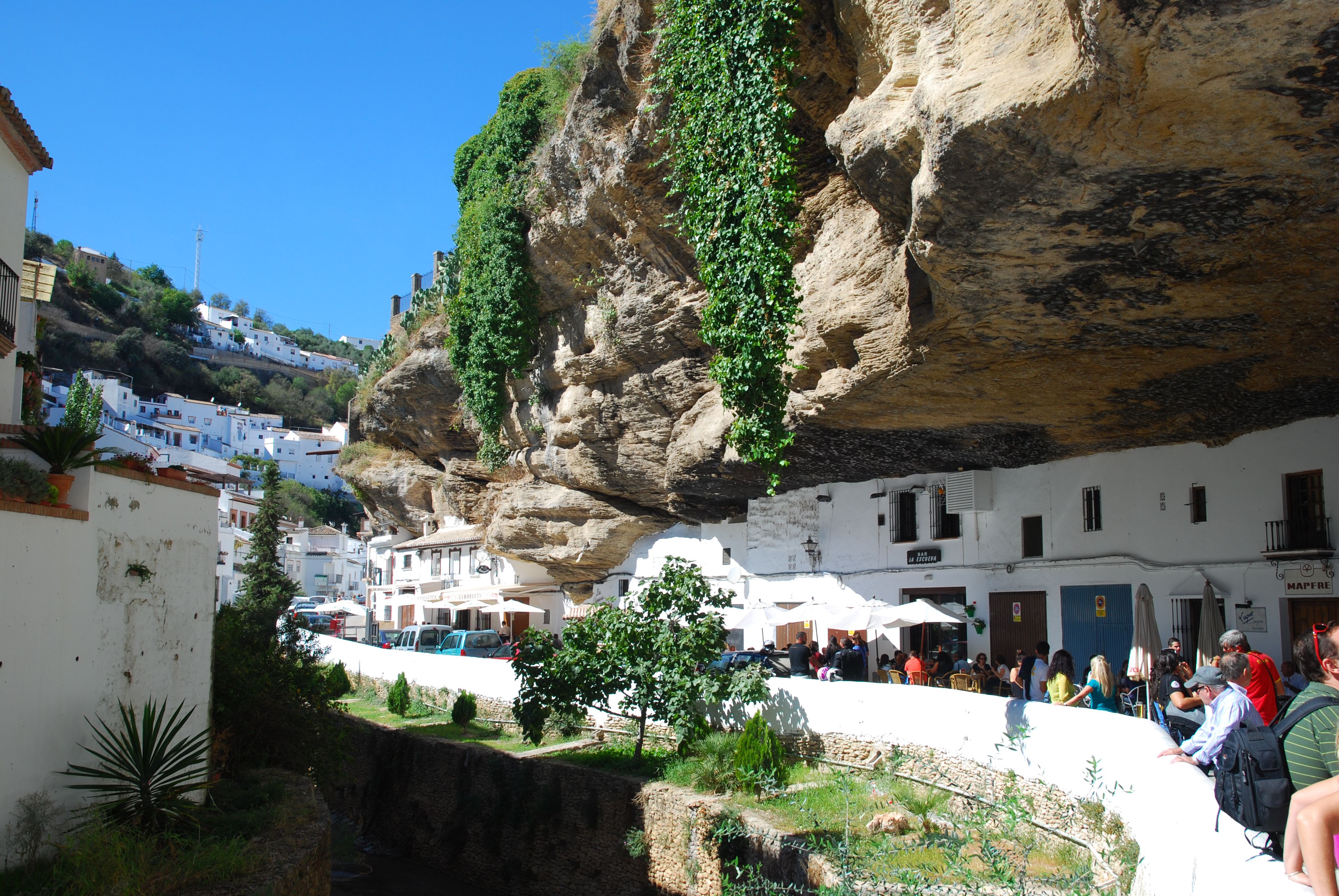 Setenil de las Bodegas, el pueblo con casas bajo las rocas (Wikimedia Commons)