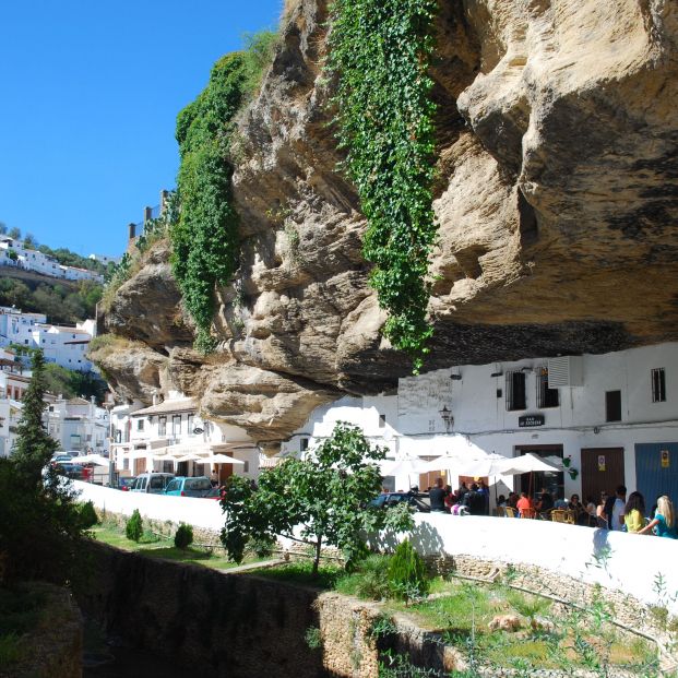 Setenil de las Bodegas, el pueblo con casas bajo las rocas (Wikimedia Commons)