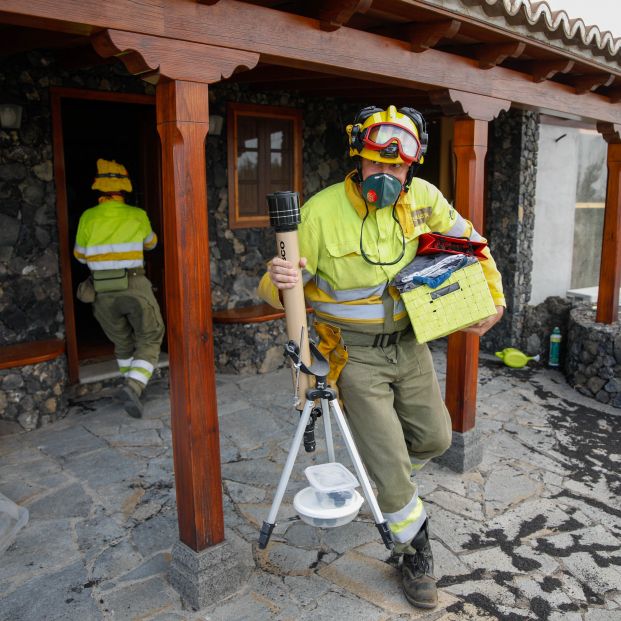 EuropaPress 3950791 bombero extrae pertenencias vecinos nucleo urbano todoque desalojo