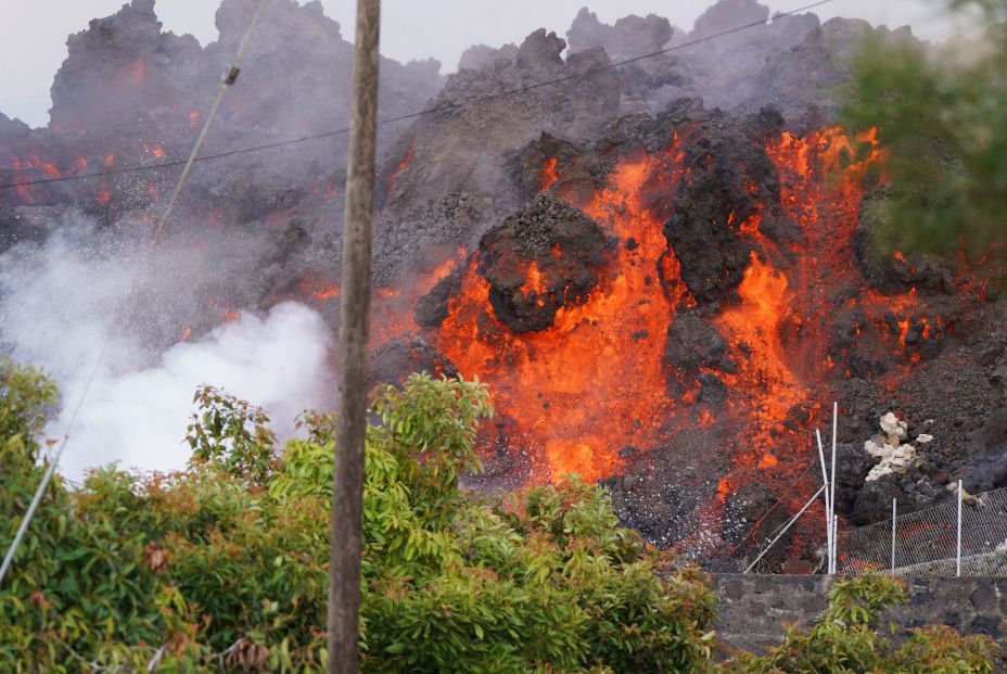 EuropaPress 3949630 lava avanzando zona cabeza vaca 20 septiembre 2021 paso palma santa cruz (1)