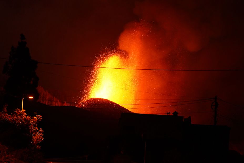 EuropaPress 3949625 boca eruptiva expulsa lava piroclastos zona cabeza vaca 20 septiembre 2021