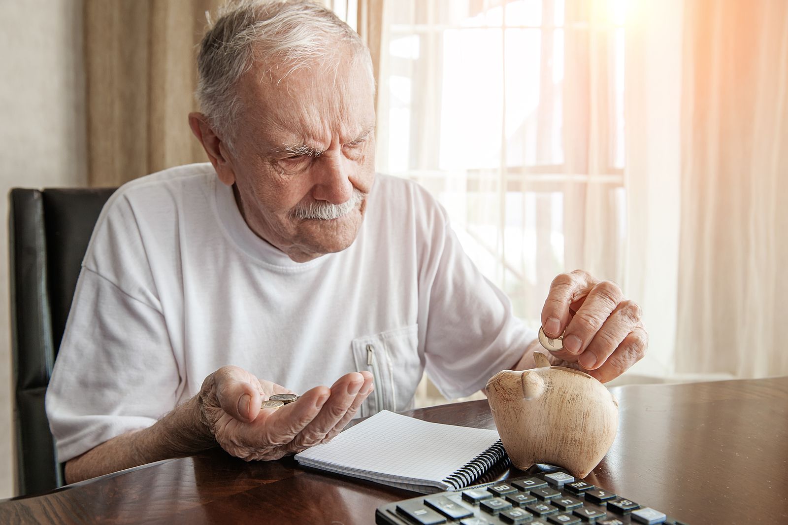 La calculadora definitiva del Banco de España para saber cuánto deberías ahorrar a la semana (Foto Bigstock)