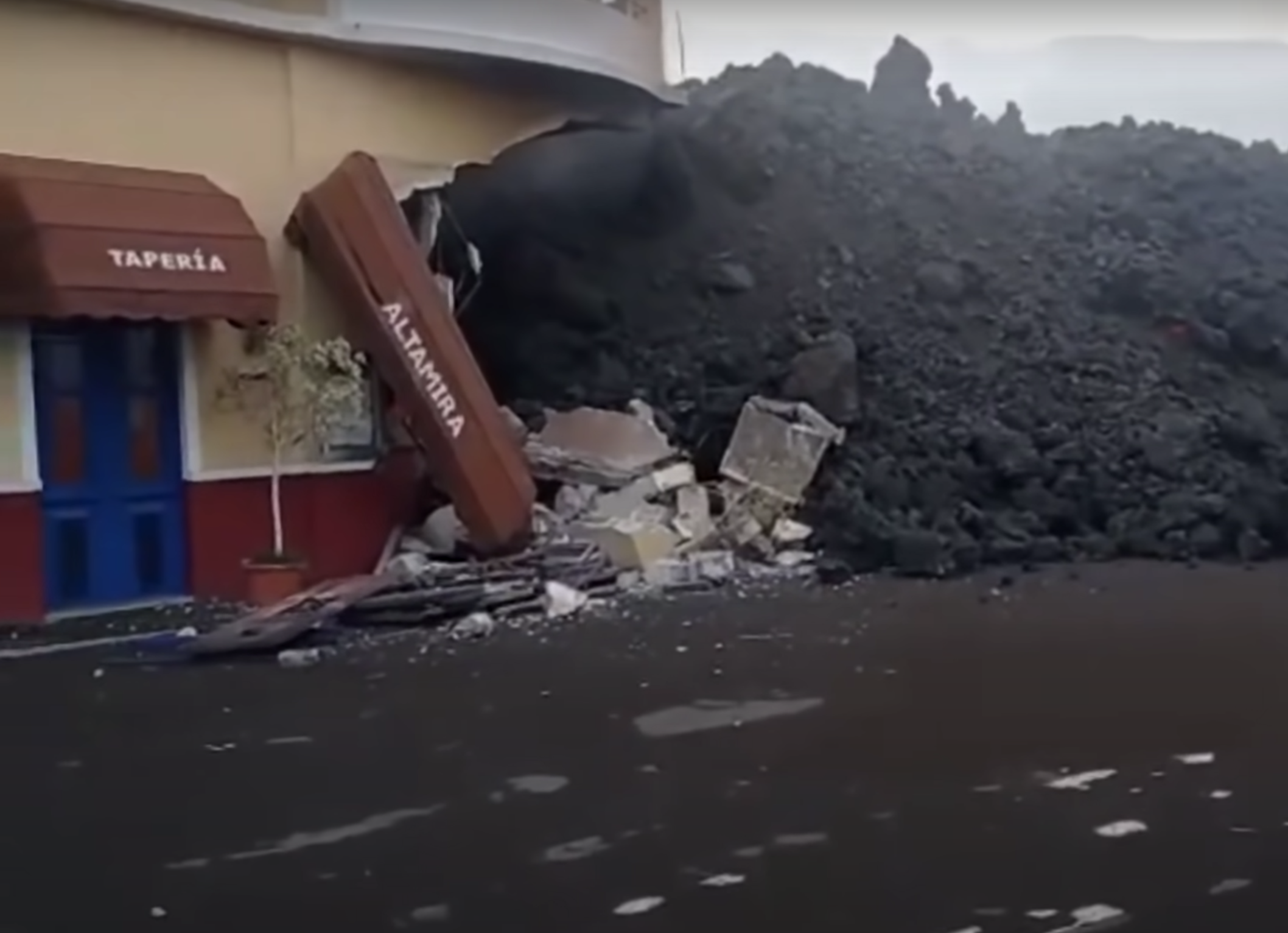 VÍDEO: El momento en el que la lava del volcán de La Palma se traga un restaurante de Todoque