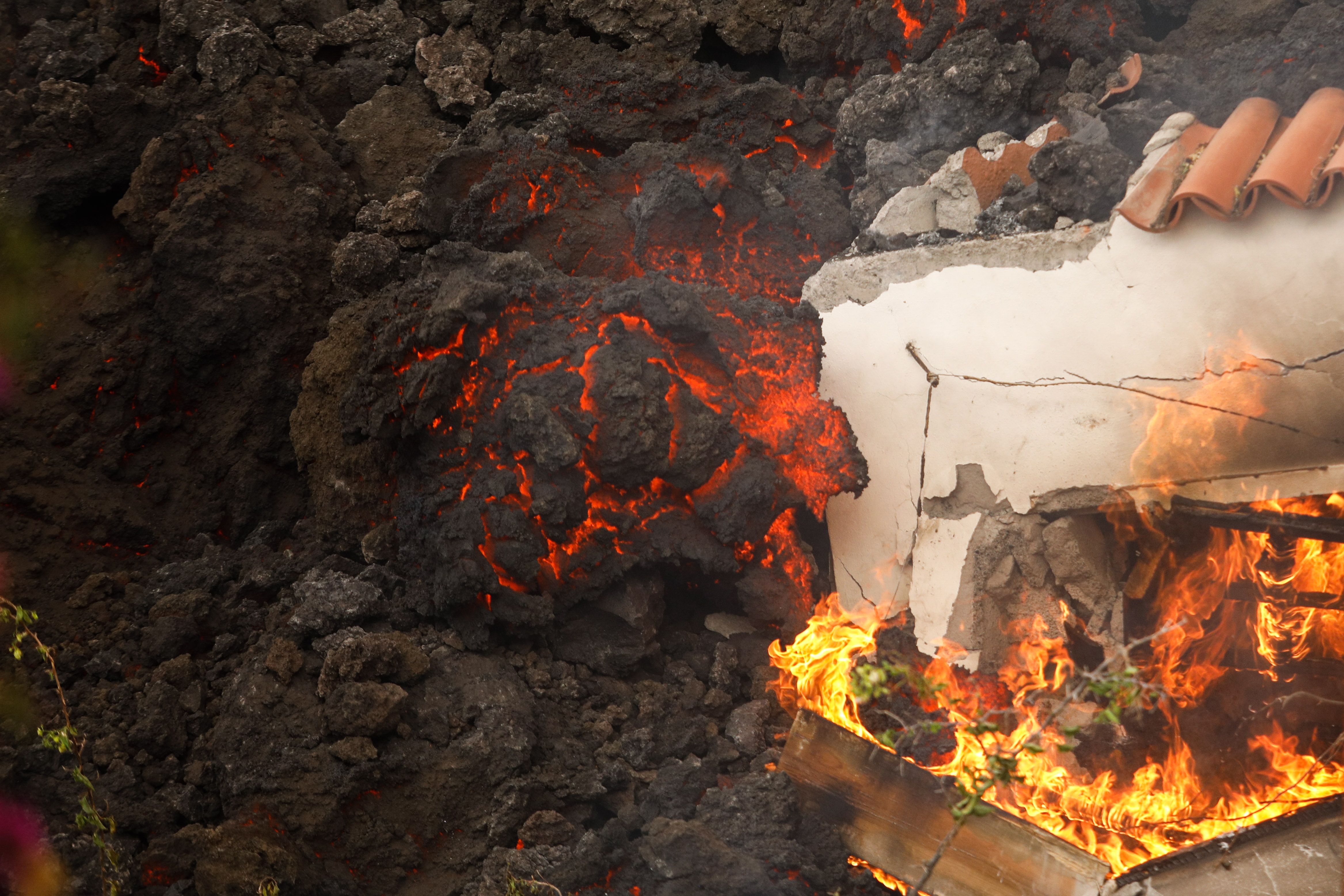 Conmovedor: un anciano de La Palma solo rescata un álbum de fotos de casa antes de que llegue la lava