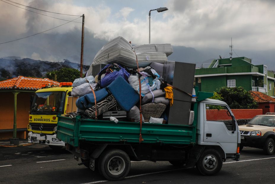 EuropaPress 3950757 camiones pertenencias vecinos nucleo urbano todoque desalojo viviendas (1)