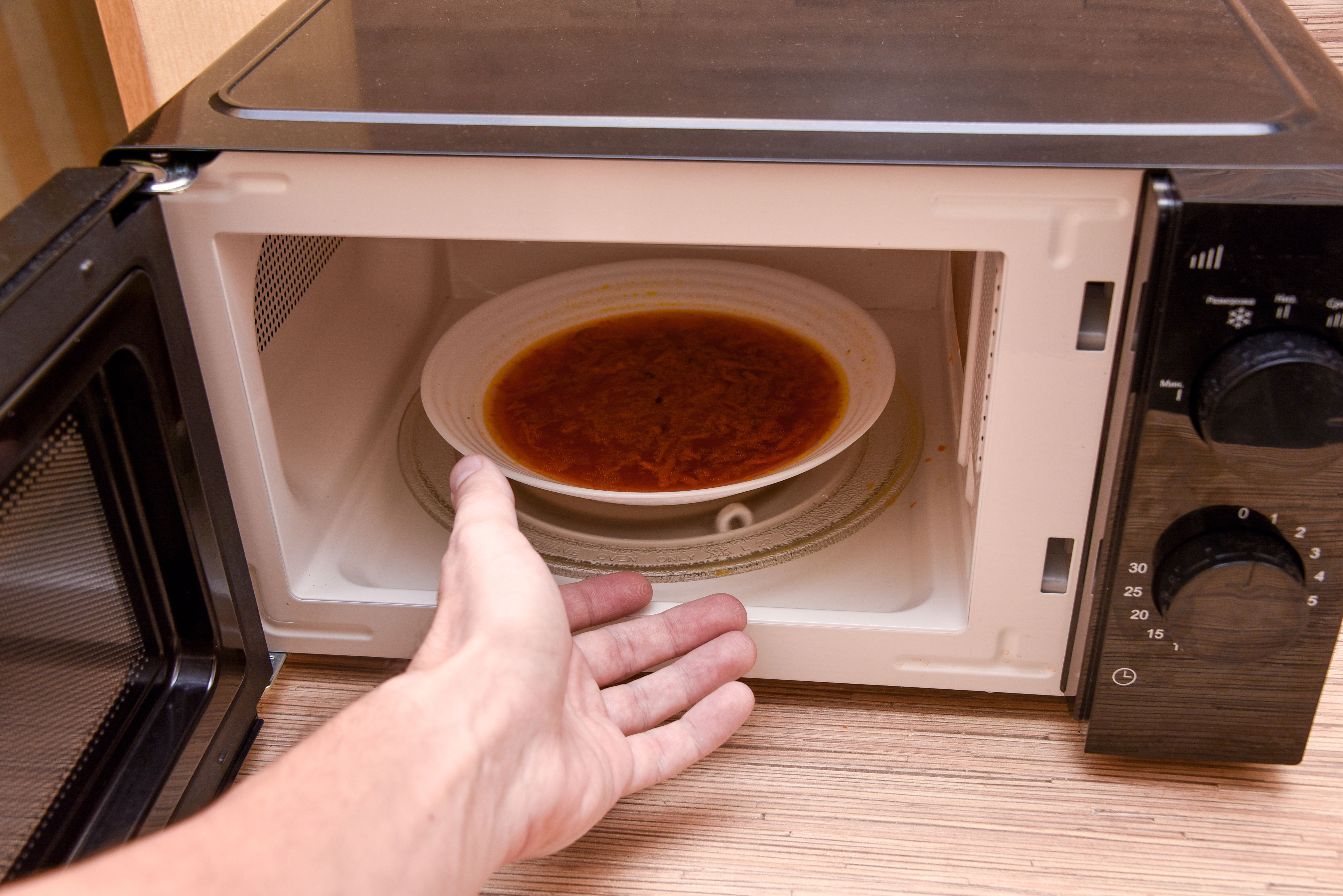 El truco viral para calentar de forma correcta la comida en el microondas