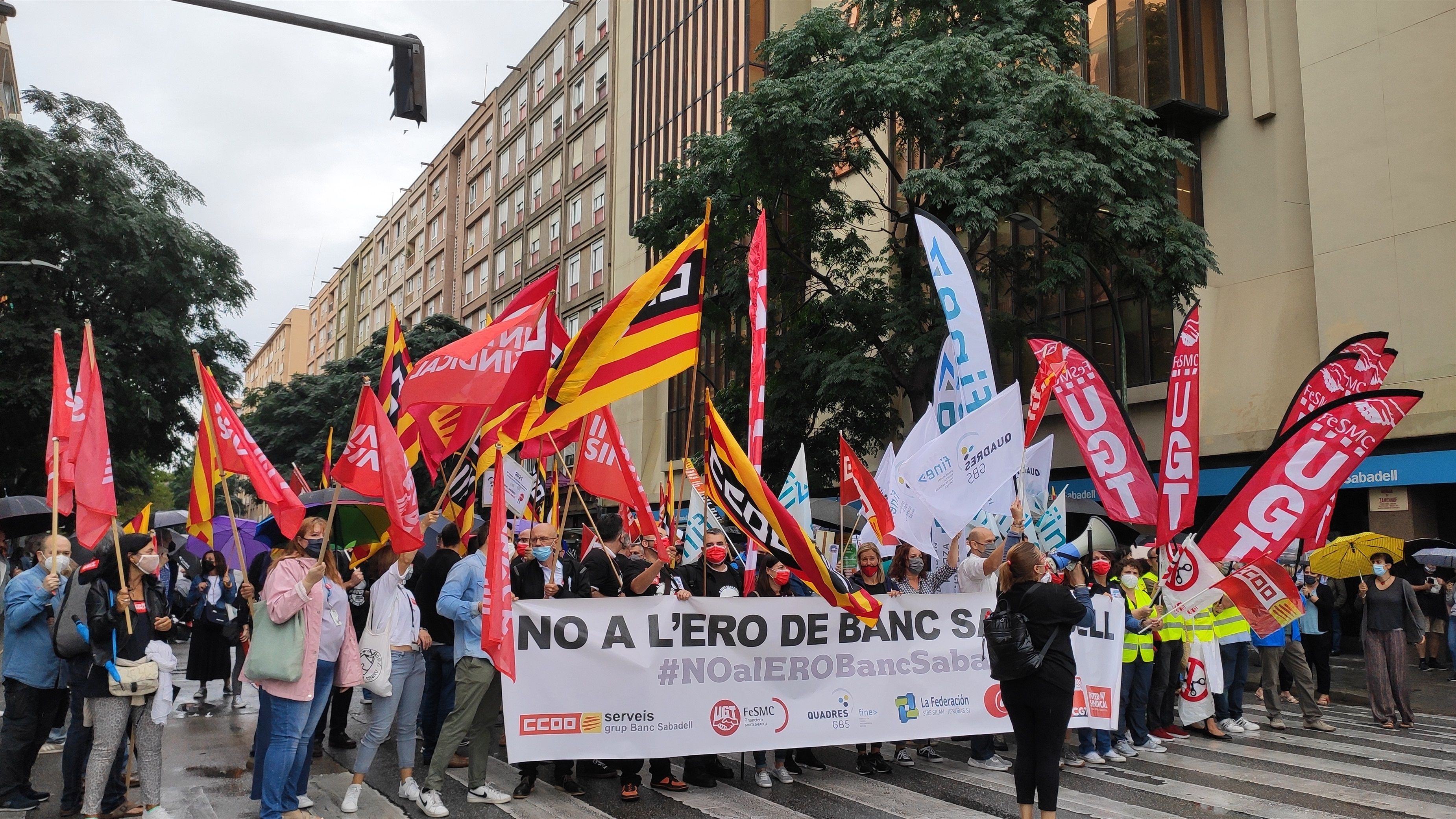 Un centenar de personas protestan contra el ERE deBanco Sabadell ante su sede 