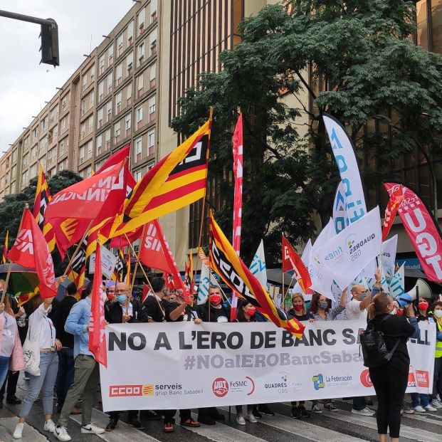 Un centenar de personas protestan contra el ERE deBanco Sabadell ante su sede 