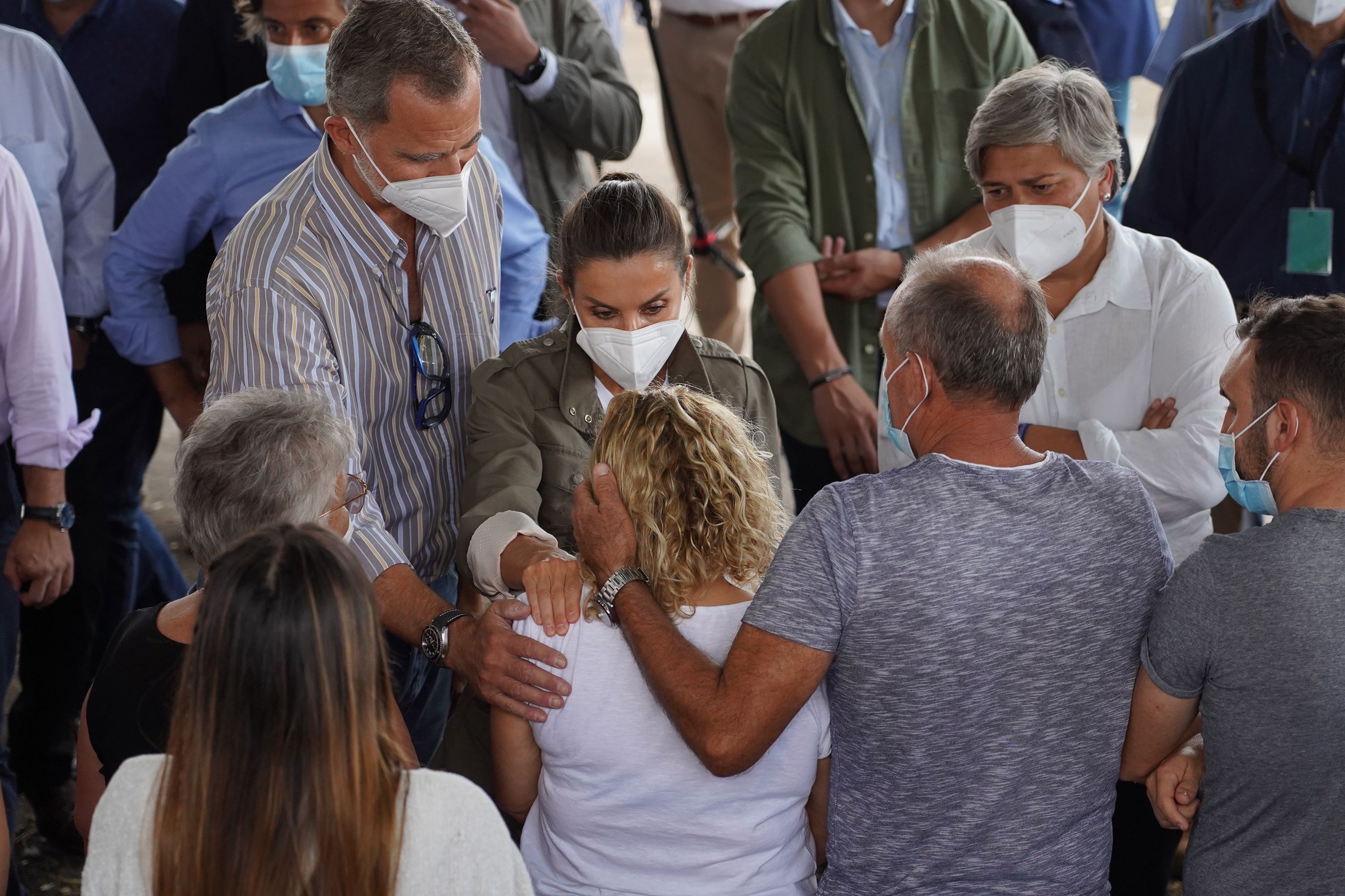 El emotivo gesto de Felipe VI con uno de los mayores evacuados de La Palma. Foto: Europa Press